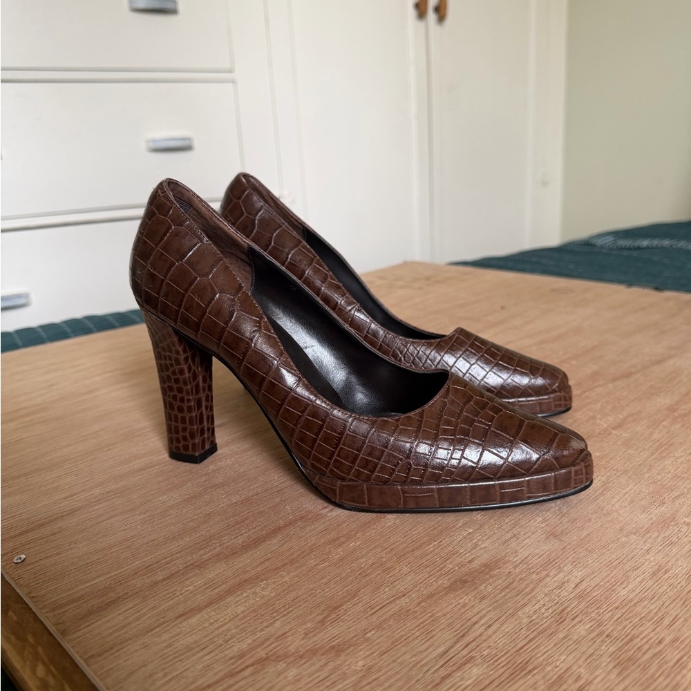 Elegant Brown Crocodile Pattern Heels